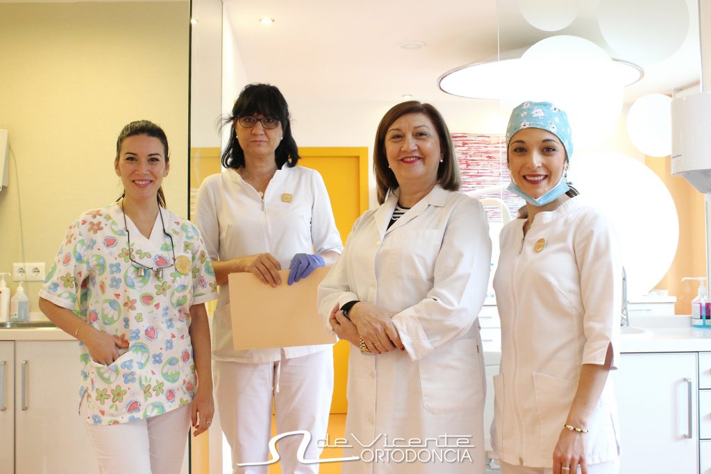 equipo y clinica de vicente con una de las mejores odontólogas de Andalucía Mª Ángeles de Vicente ortodoncia y brackets transparentes en granada