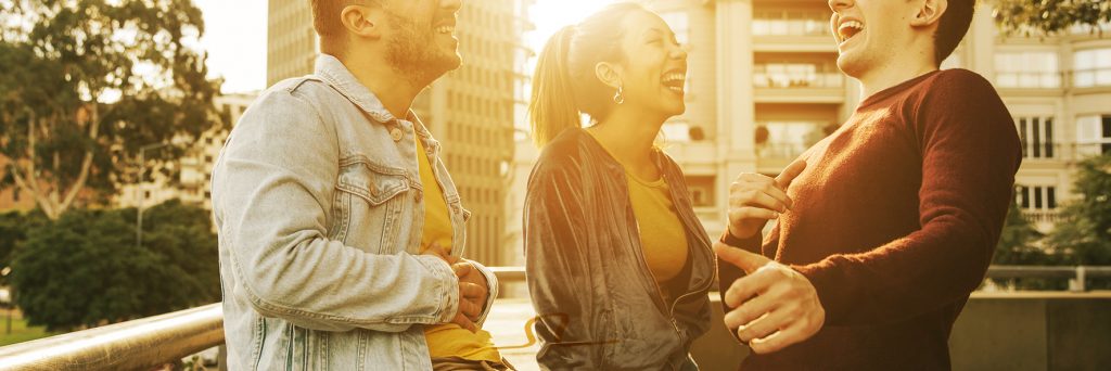 Gente joven muestra sonrisa perfecta después de ortodoncia transparente