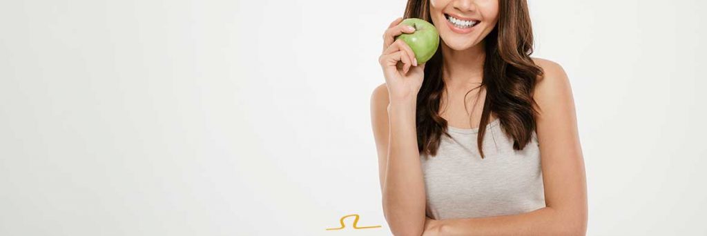 mujer con sonrisa bella y alimentación sana