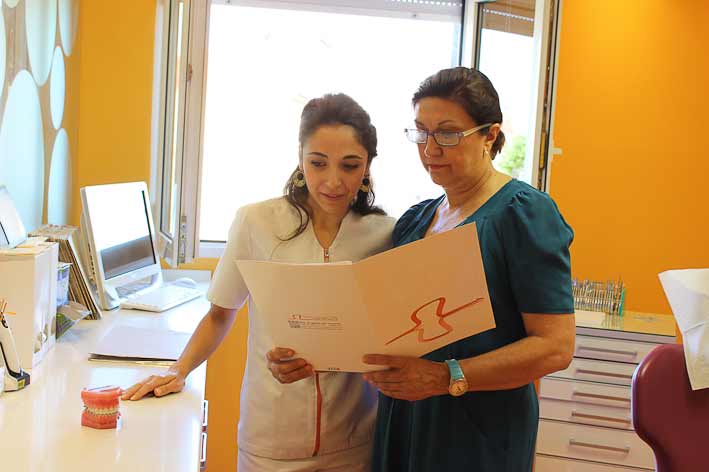 doctora de vicente profesora de ortodoncia de la ugr y ortodoncista en la clínica dental especializada en ortodoncia y estética dental en calle san Antón de Granada