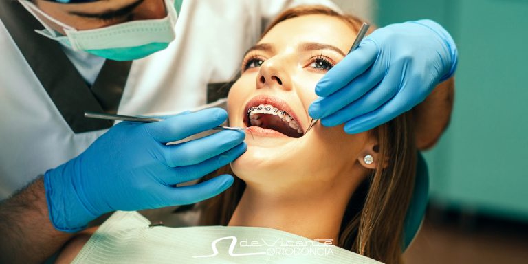 joven con tratamiento de ortodoncia se hace una revisión