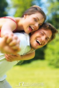 pareja sonriendo tras tratamiento de ortodoncia invisible en granada