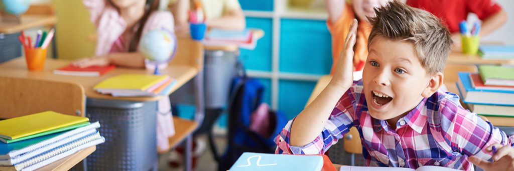 niño en clase sorprendido